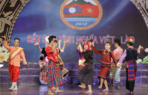 ໄຂລາຍການສີລະປະ “ສາຍໃຈ ຫວຽດນາມ - ລາວ”